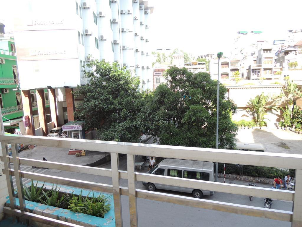 Trang 2* Hạ Long
