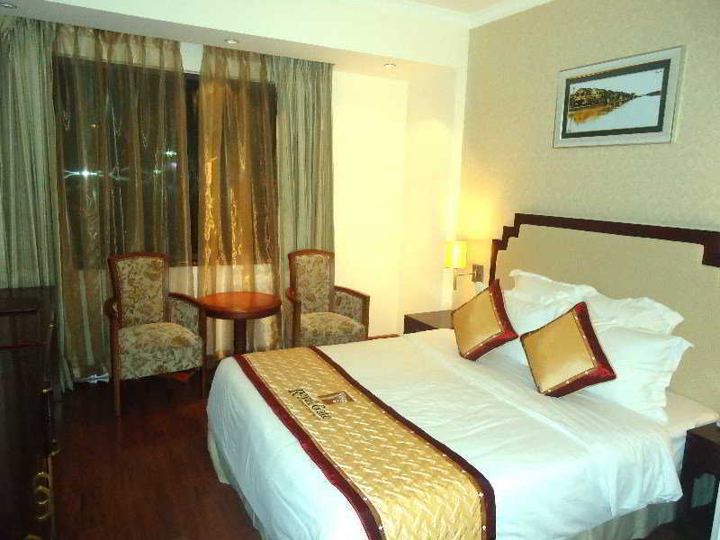 Royal Gate Hotel 3*