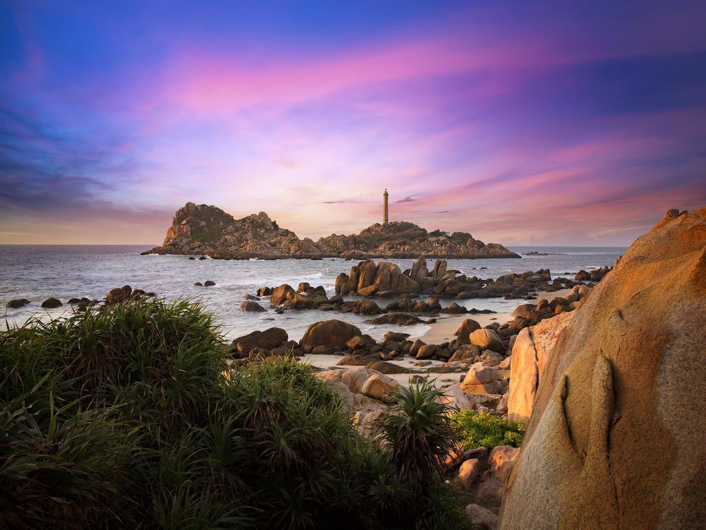 Resort Rock Water Bay
