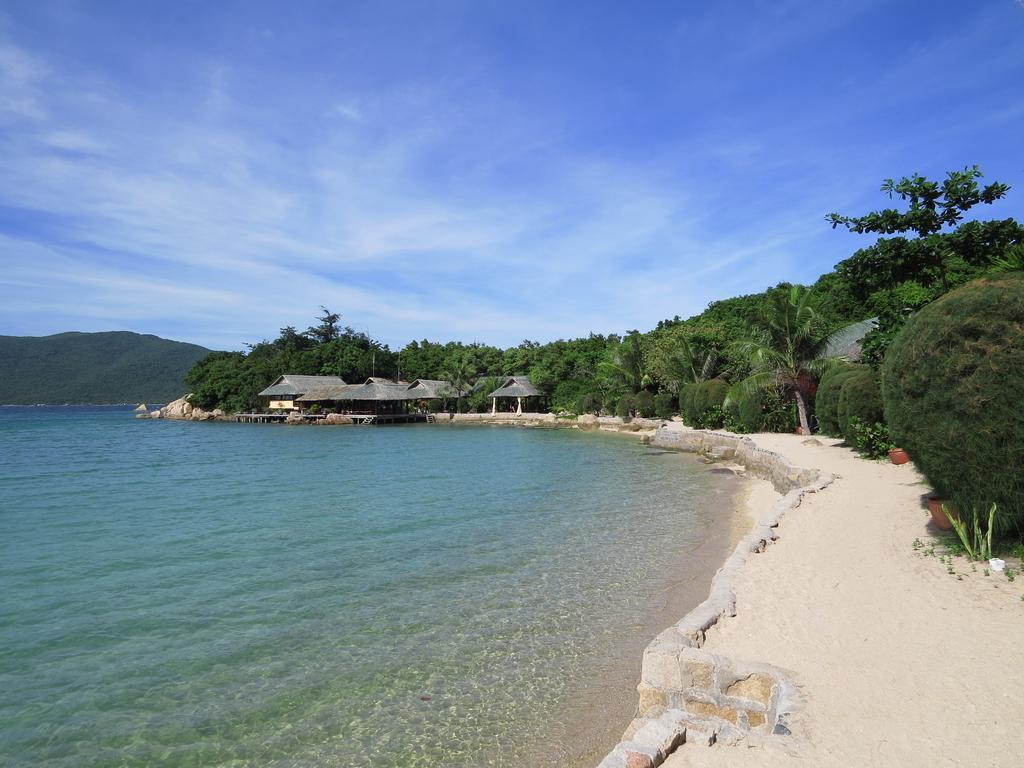 Resort Whale Island Dam Mon