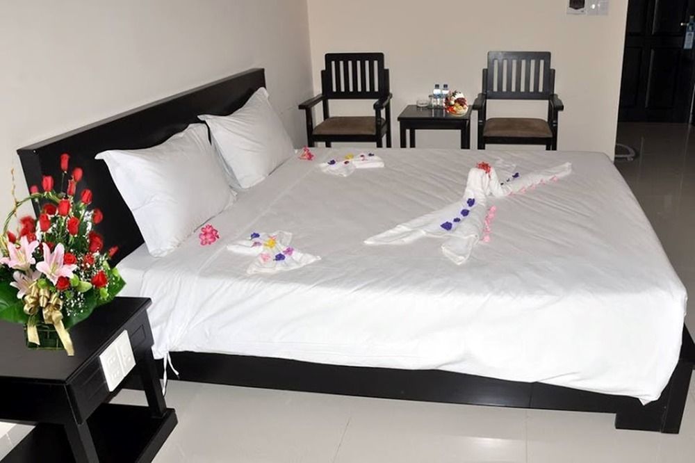 Resort Hon Rom Central Beach Resort