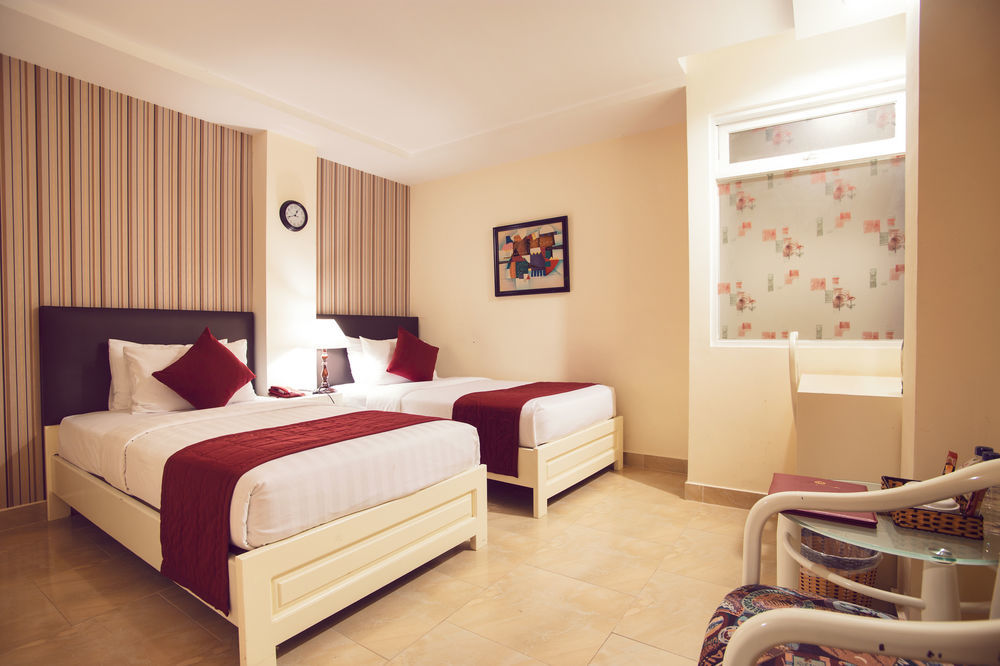 Khách sạn Asian Ruby Center Point & 3*