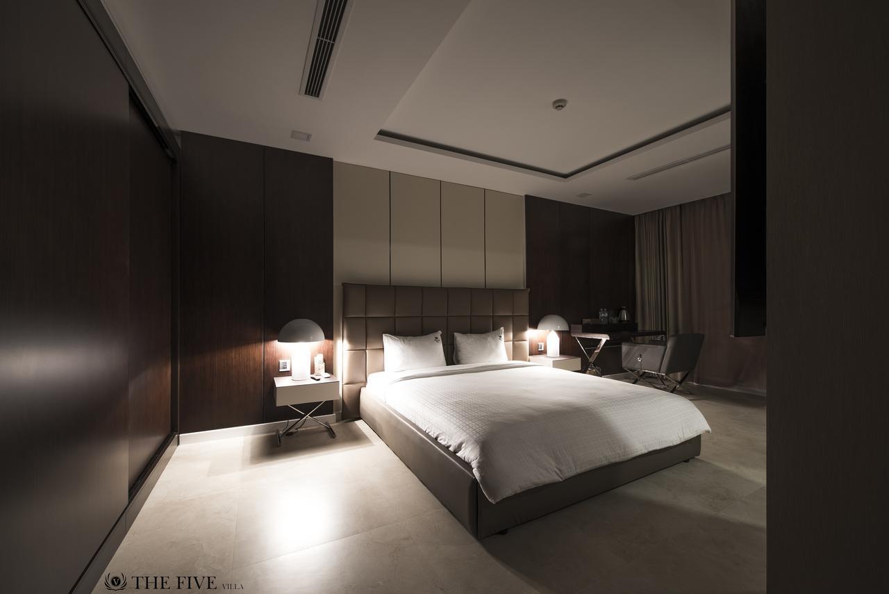 6 Bedrooms Luxury & Beachfront