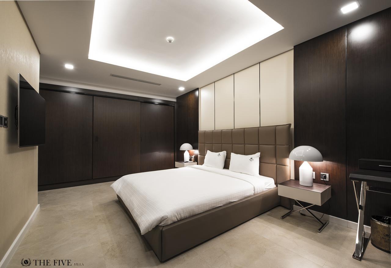 6 Bedrooms Luxury & Beachfront *