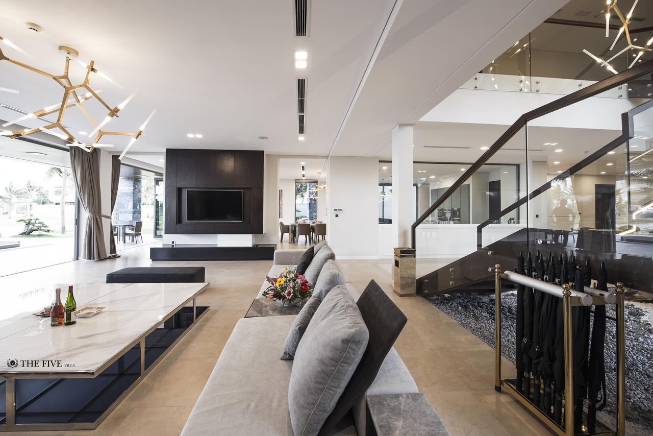 6 Bedrooms Luxury & Beachfront Da Nang