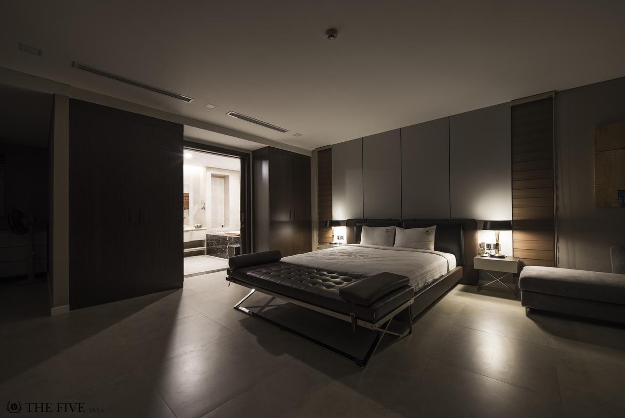 6 Bedrooms Luxury & Beachfront *