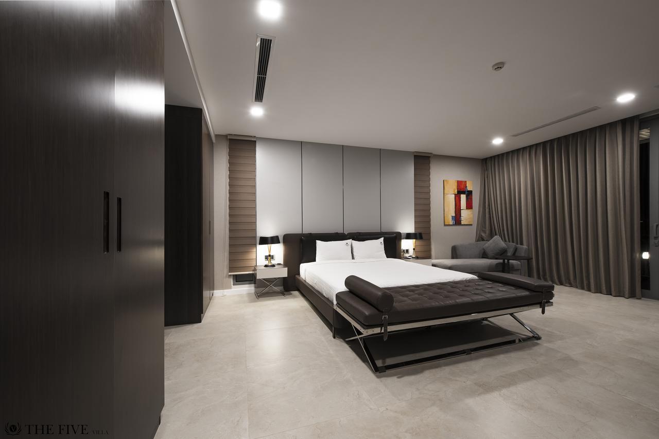 6 Bedrooms Luxury & Beachfront Villa