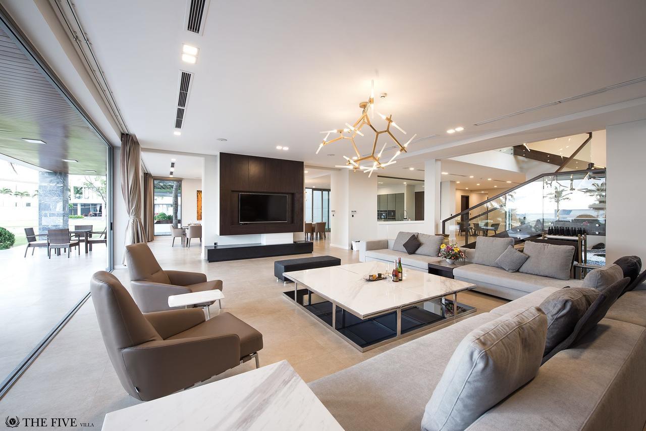6 Bedrooms Luxury & Beachfront Villa *