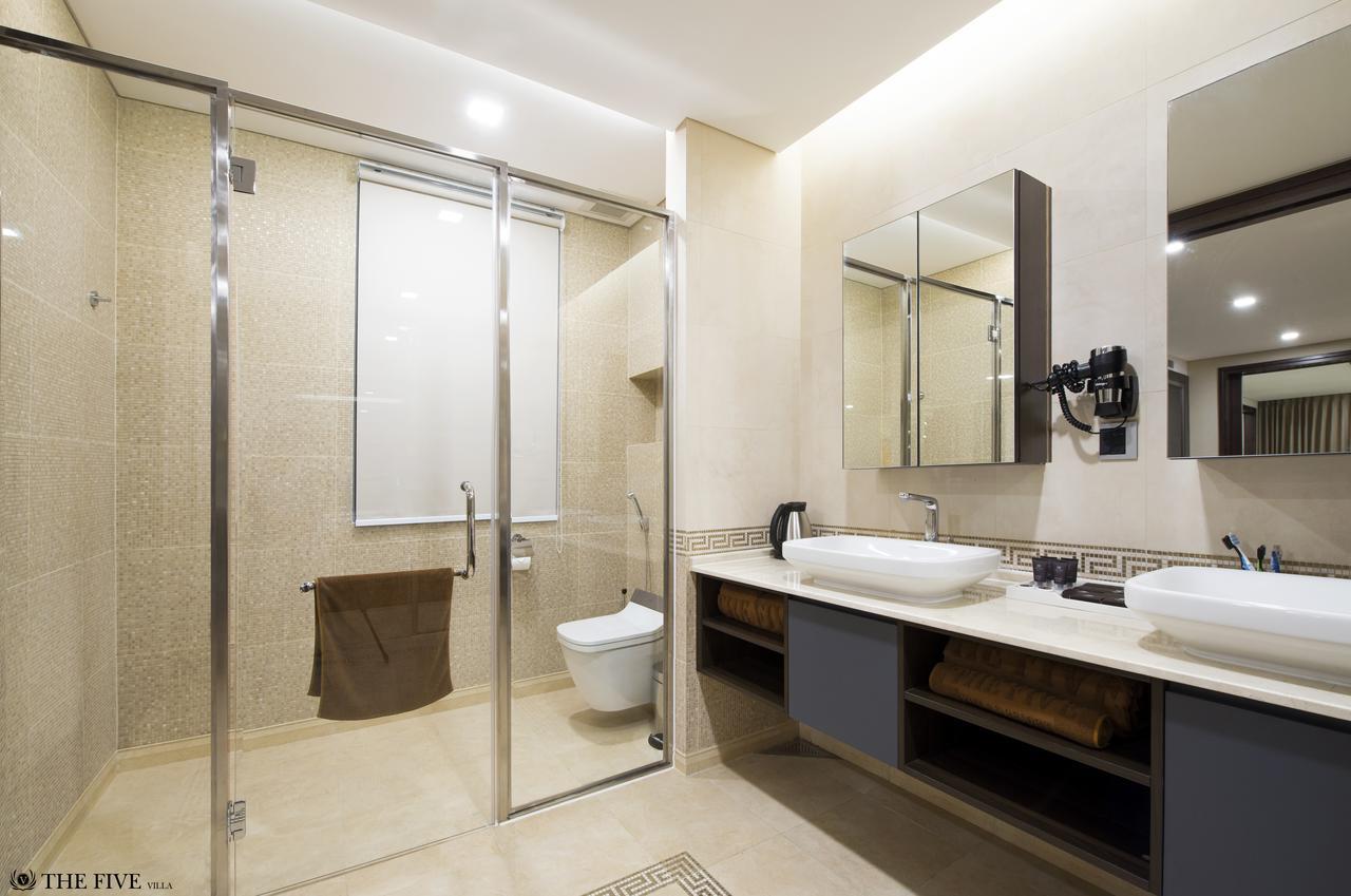 6 Bedrooms Luxury & Beachfront Villa