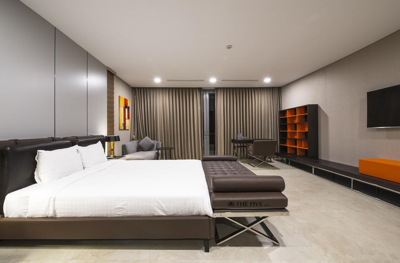 6 Bedrooms Luxury & Beachfront Villa Da Nang