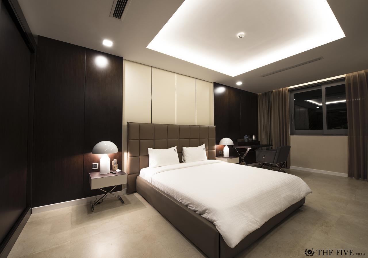 6 Bedrooms Luxury & Beachfront Villa