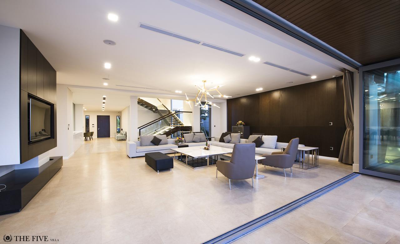 Villa 6 Bedrooms Luxury & Beachfront Da Nang