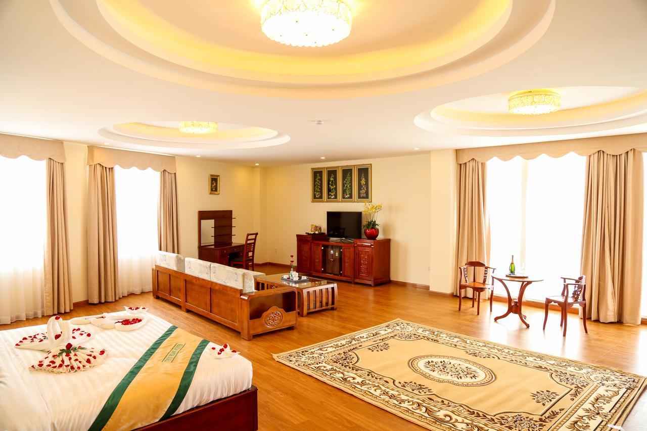Thuy Hoang Nguyen & 4* Da Lat