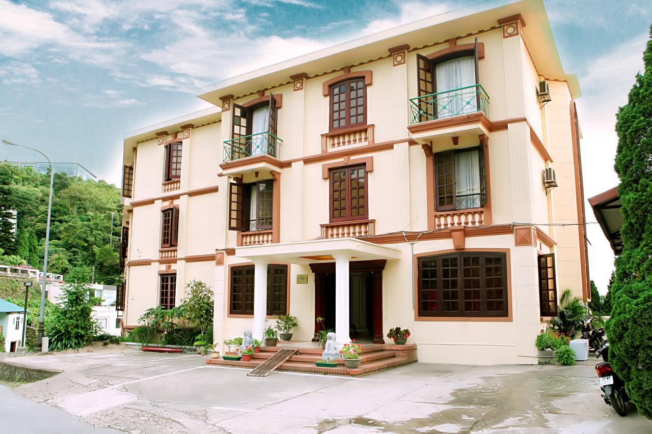 Khach San Cay Thong Hotel