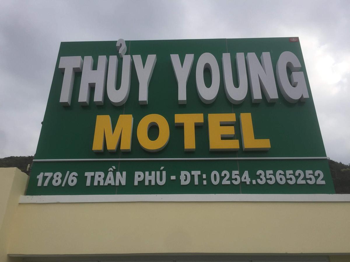 Thủy Young *