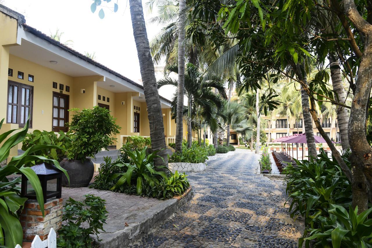 Resort Hon Rom Central Beach Resort