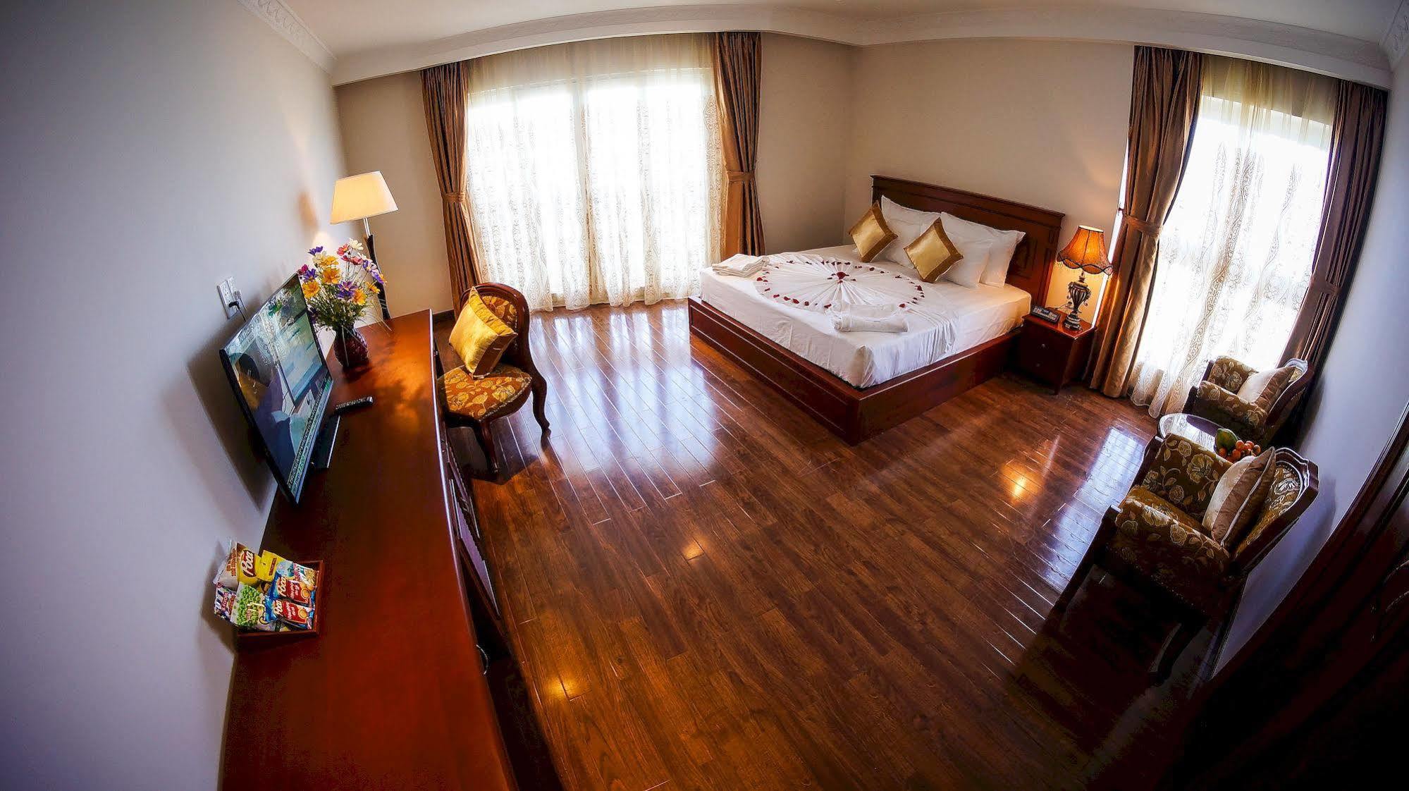 Palace Khách sạn 4*