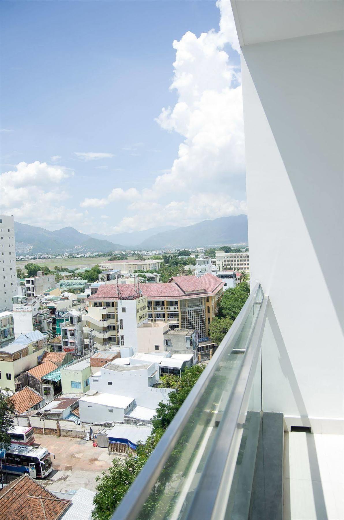 Nhi Phi Hotel 3*