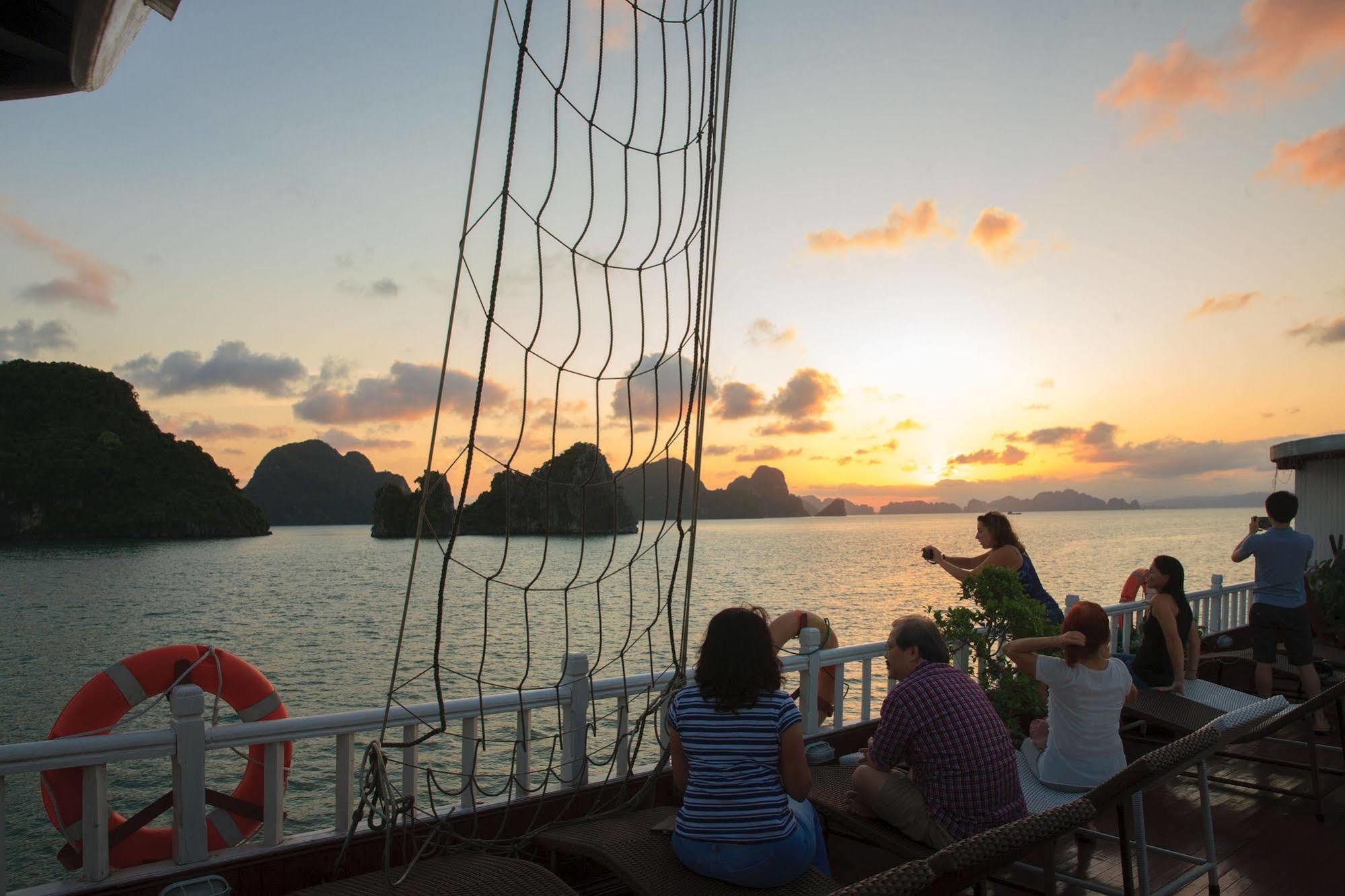 Royal Palace Cruise Ha Long