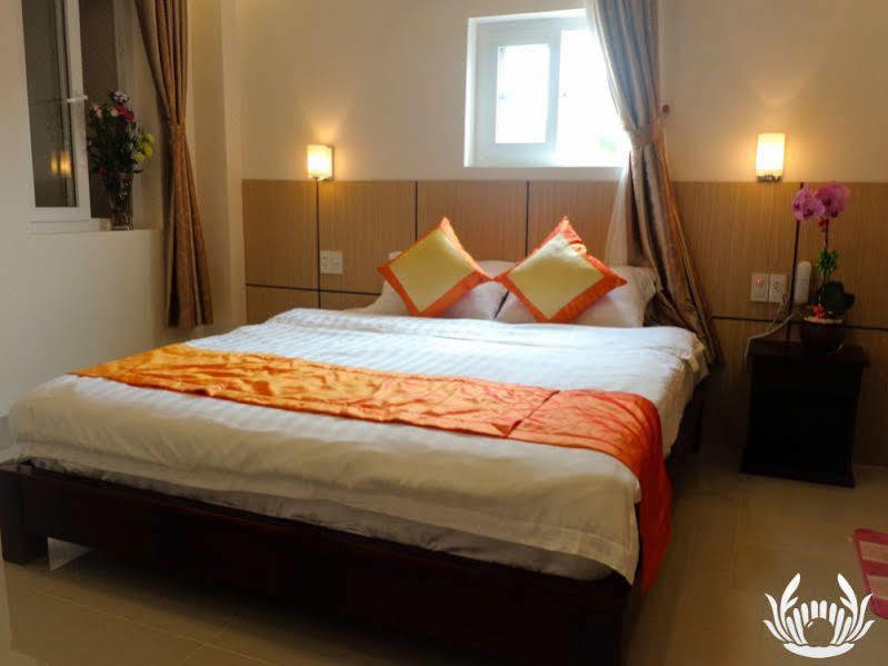 Victoria Hotel *
