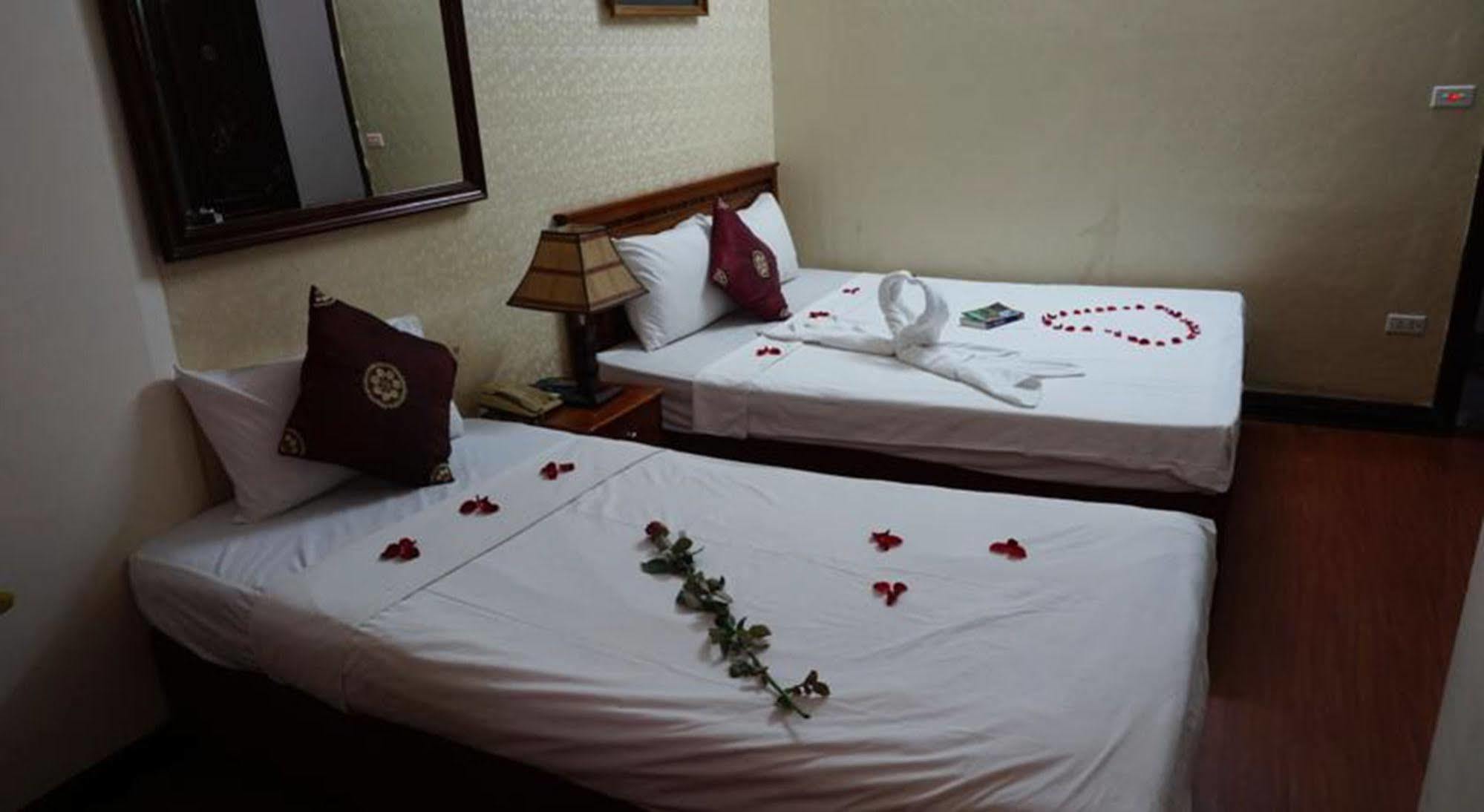 Hanoi Golden Moon Guest House 2*