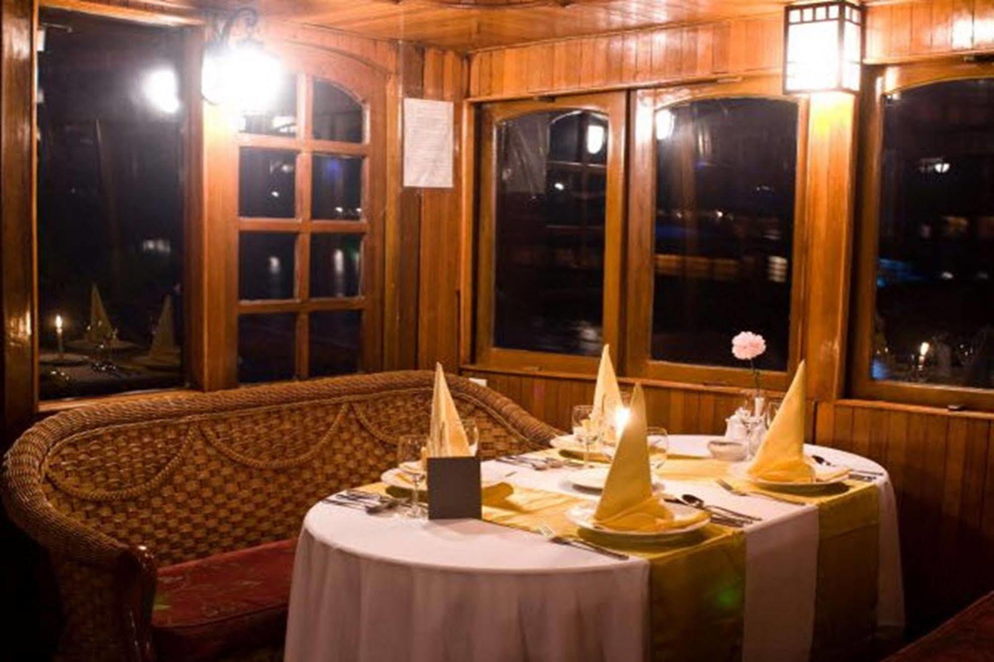 Botel Huong Junks