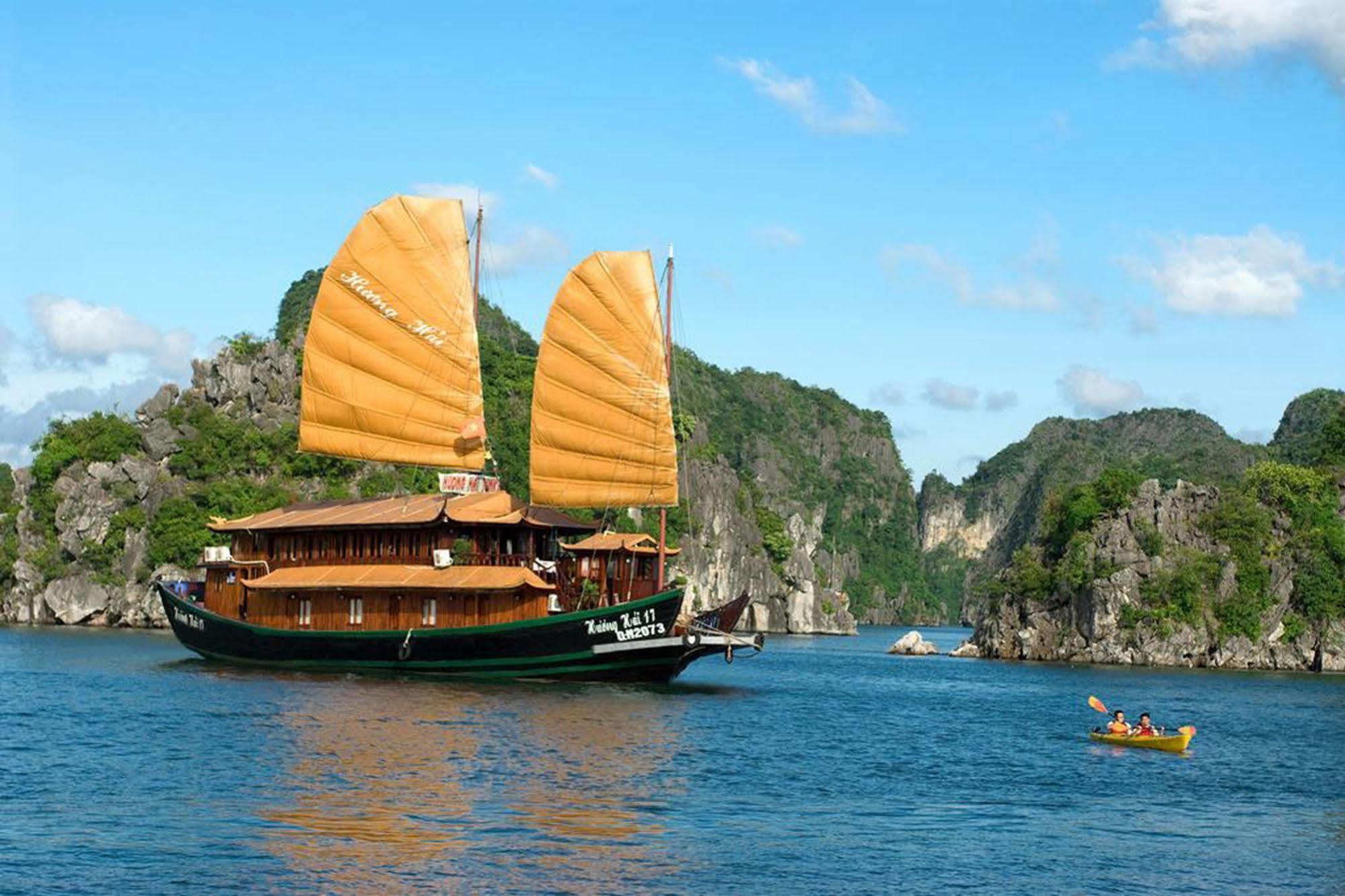 Botel Huong Junks 3*