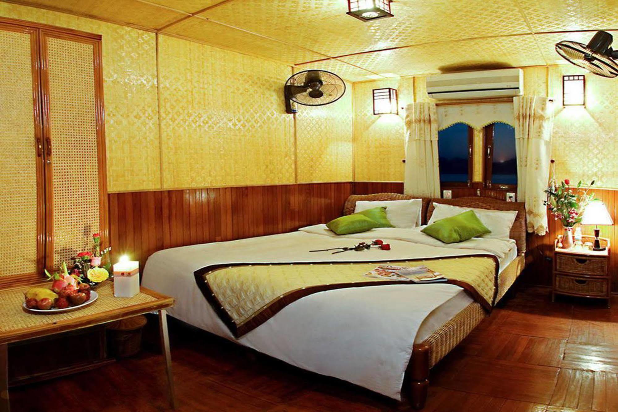 Huong Junks Botel 3*