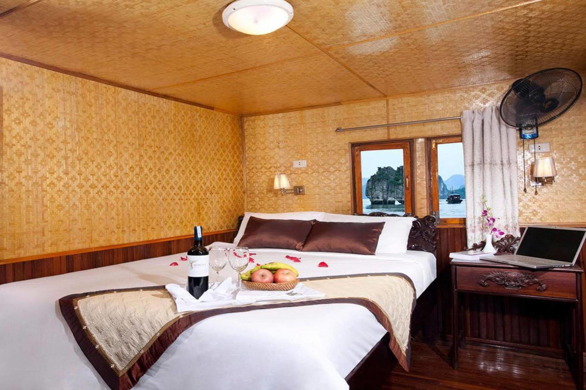 Botel Huong Junks 3*