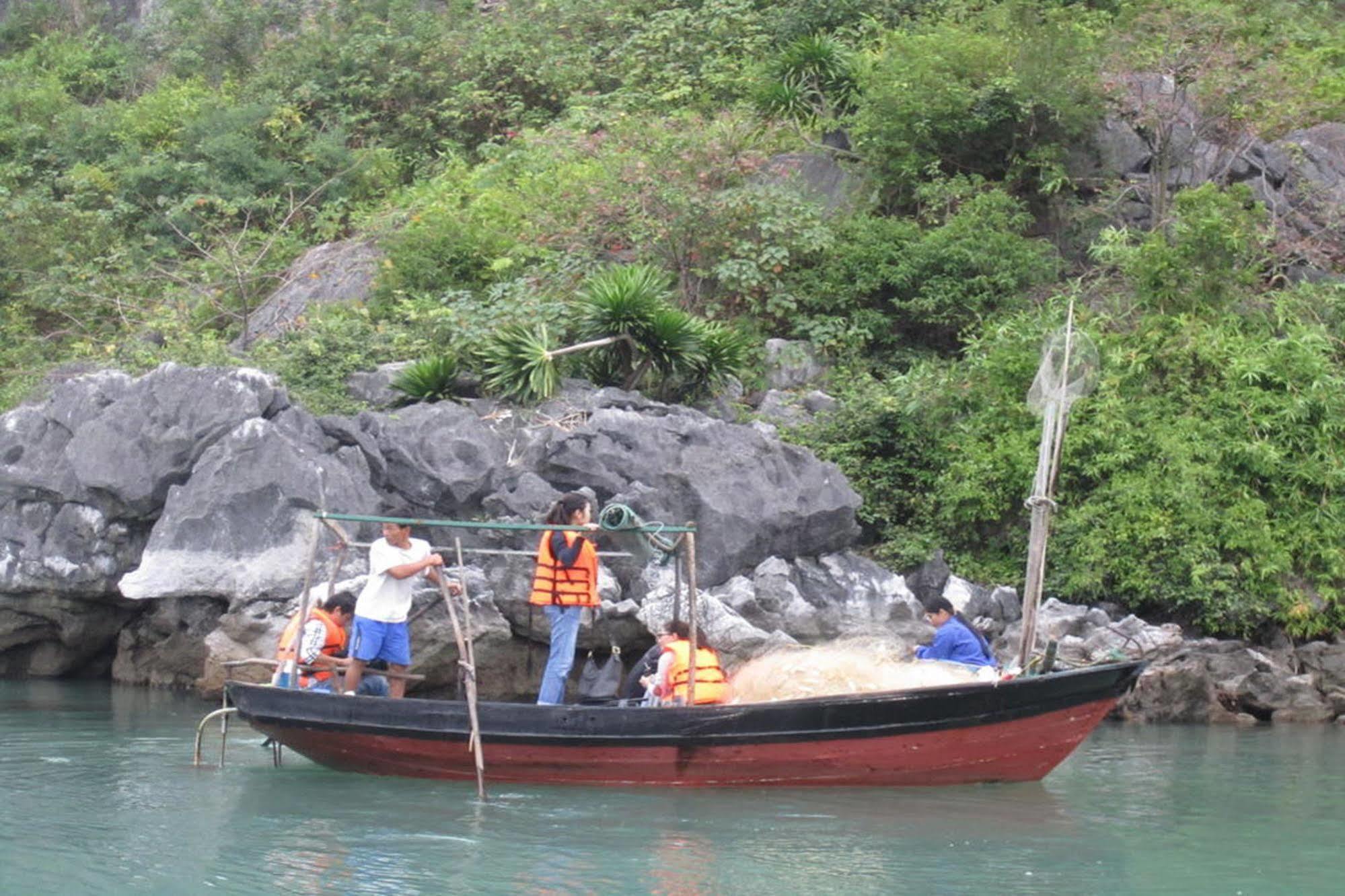 Botel Huong Junks