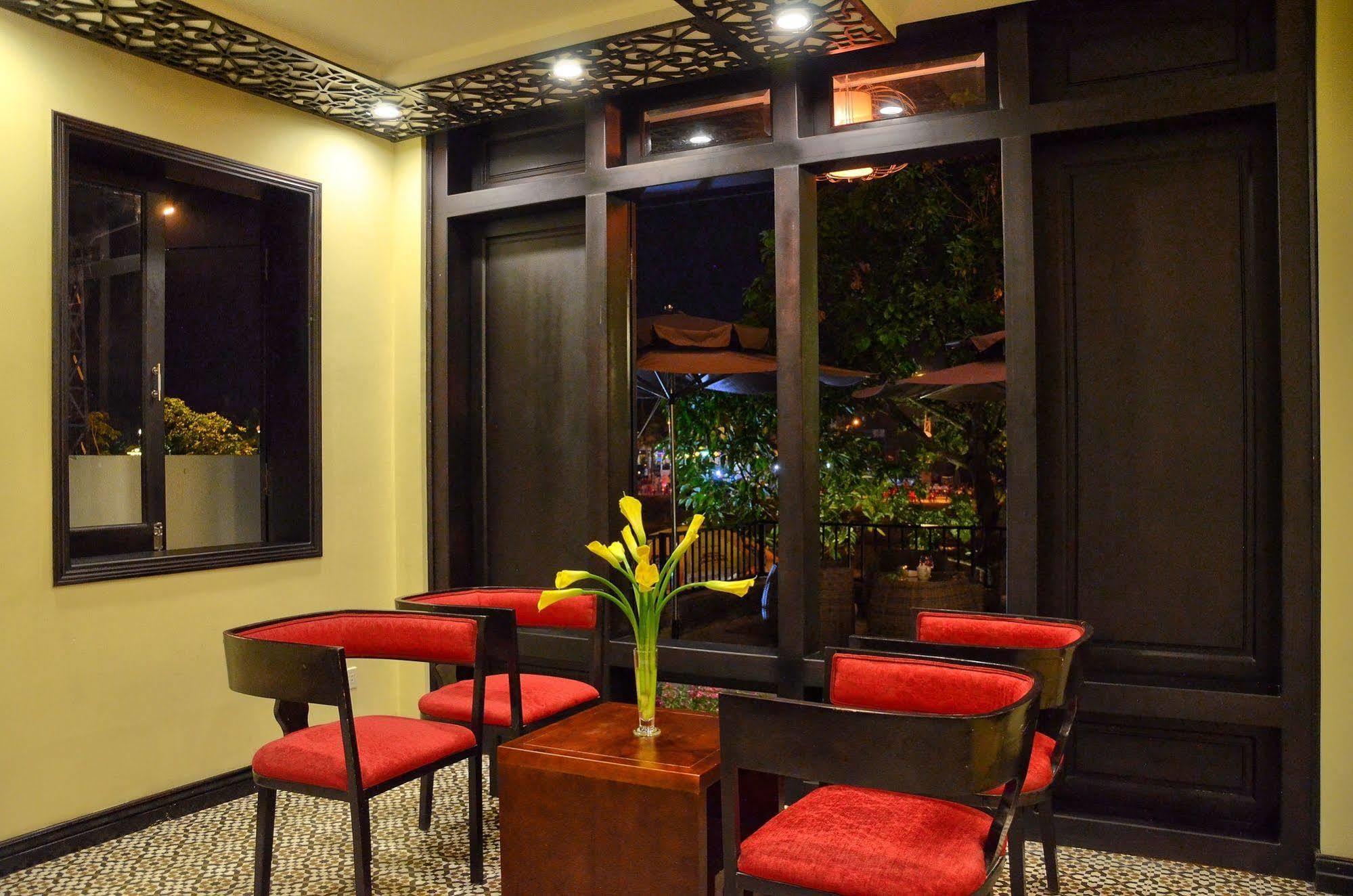 River Hotel