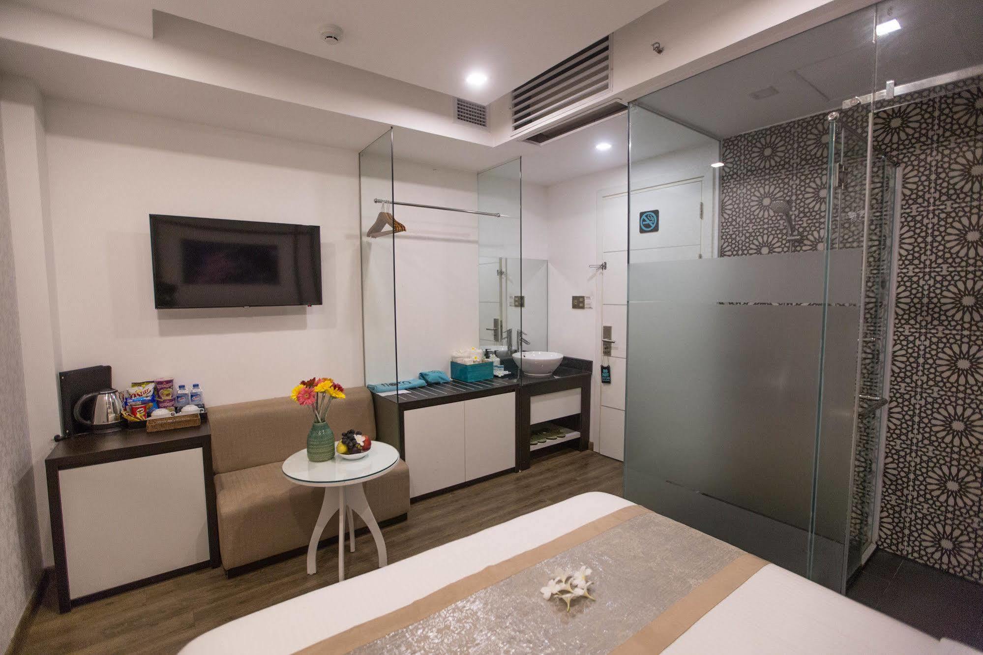 Khách sạn Flora & 2*