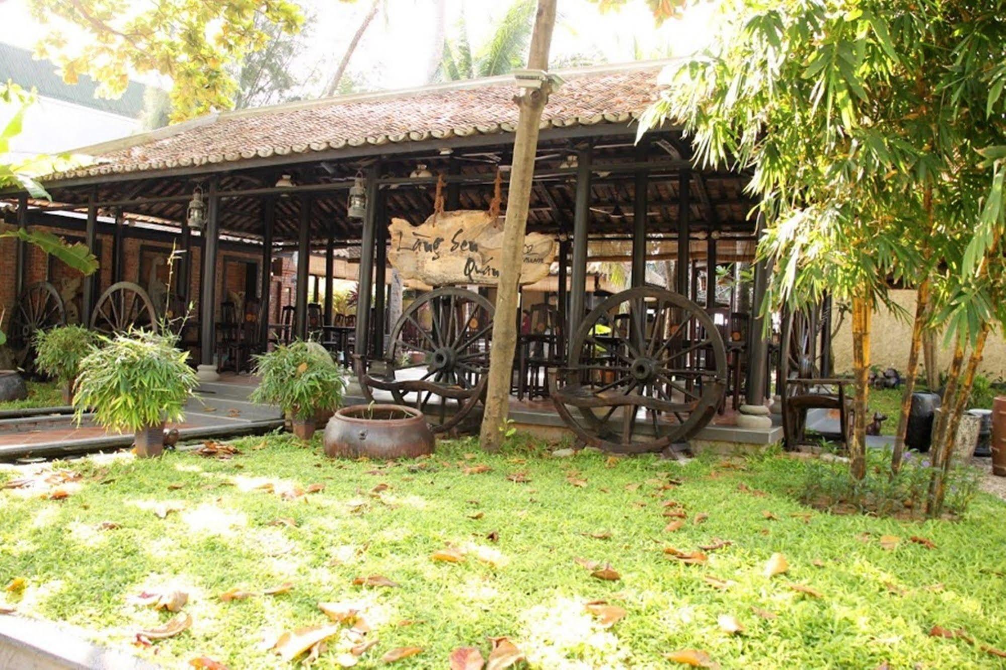 Lotus Village Resort Mũi Né