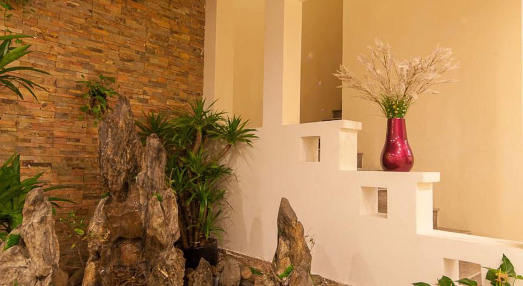 Khách sạn La Palm