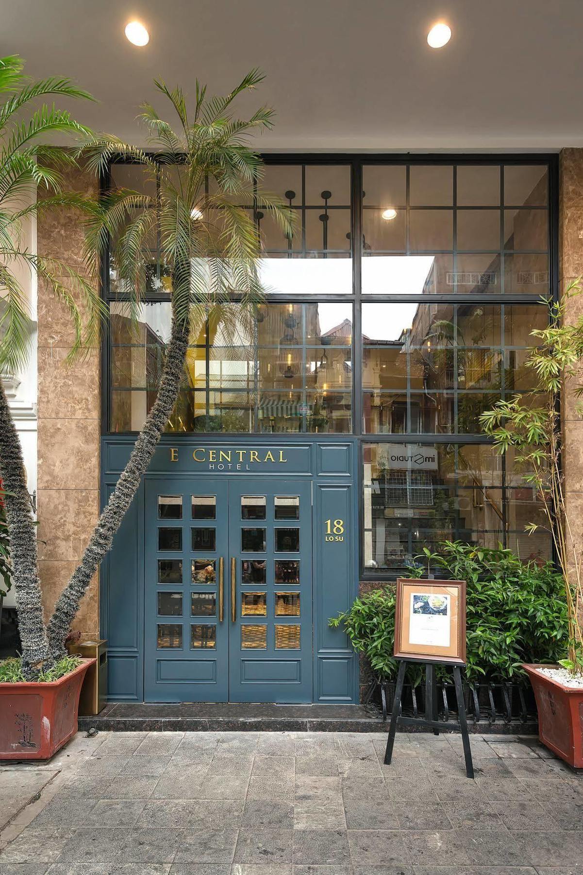 E Luxury & Restaurant