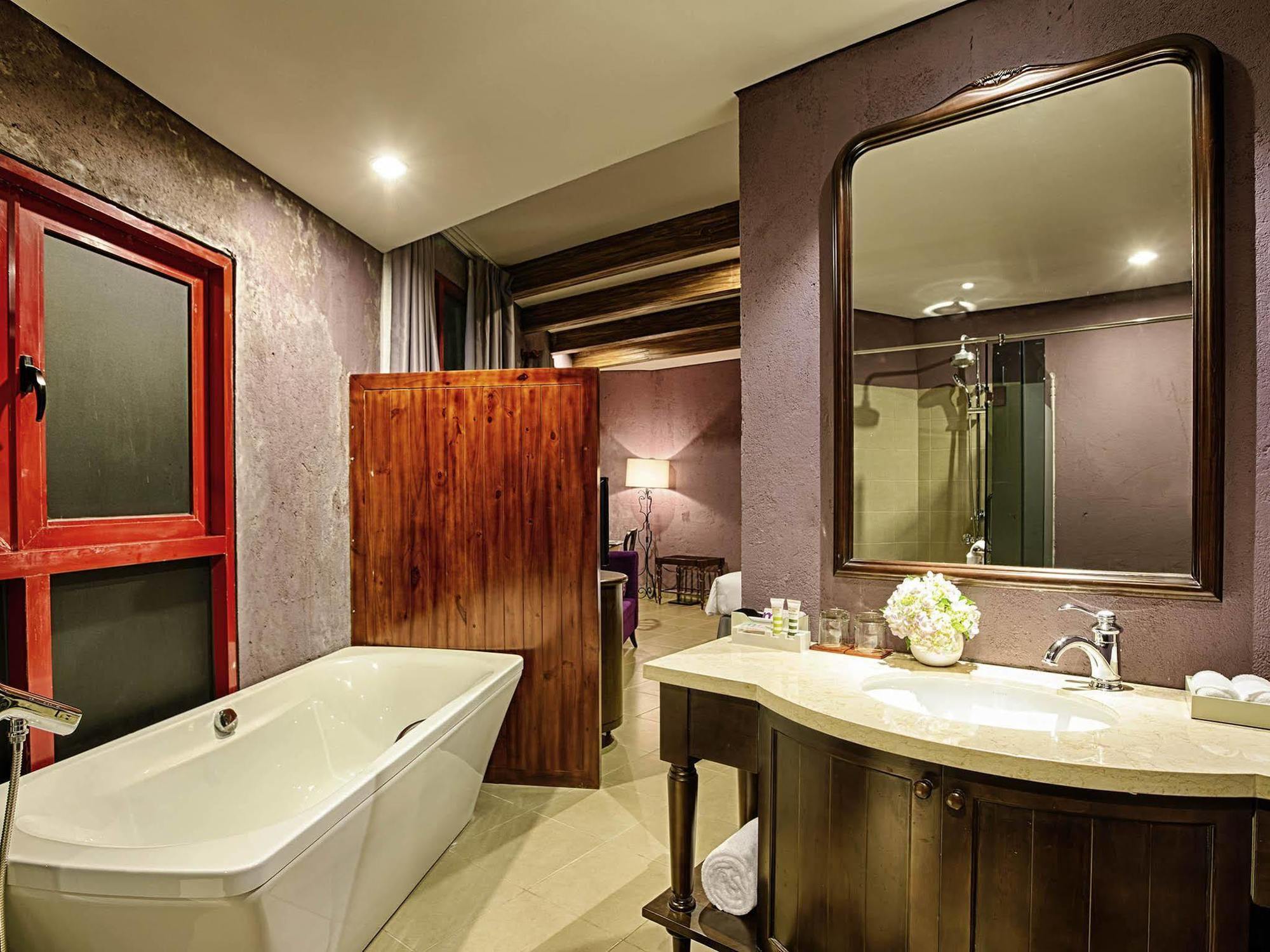 Mercure Banahills French Village