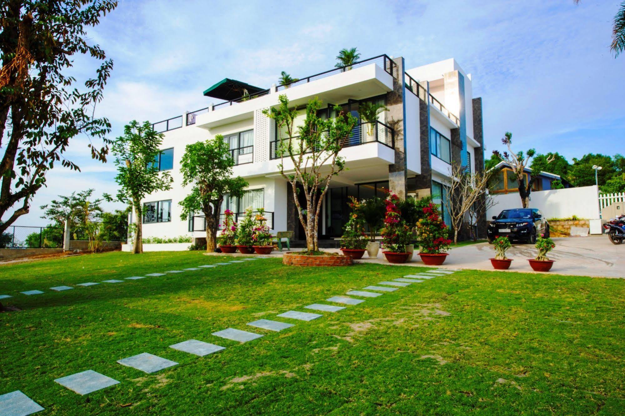 881 Lam Ha Pool Resort Hotel