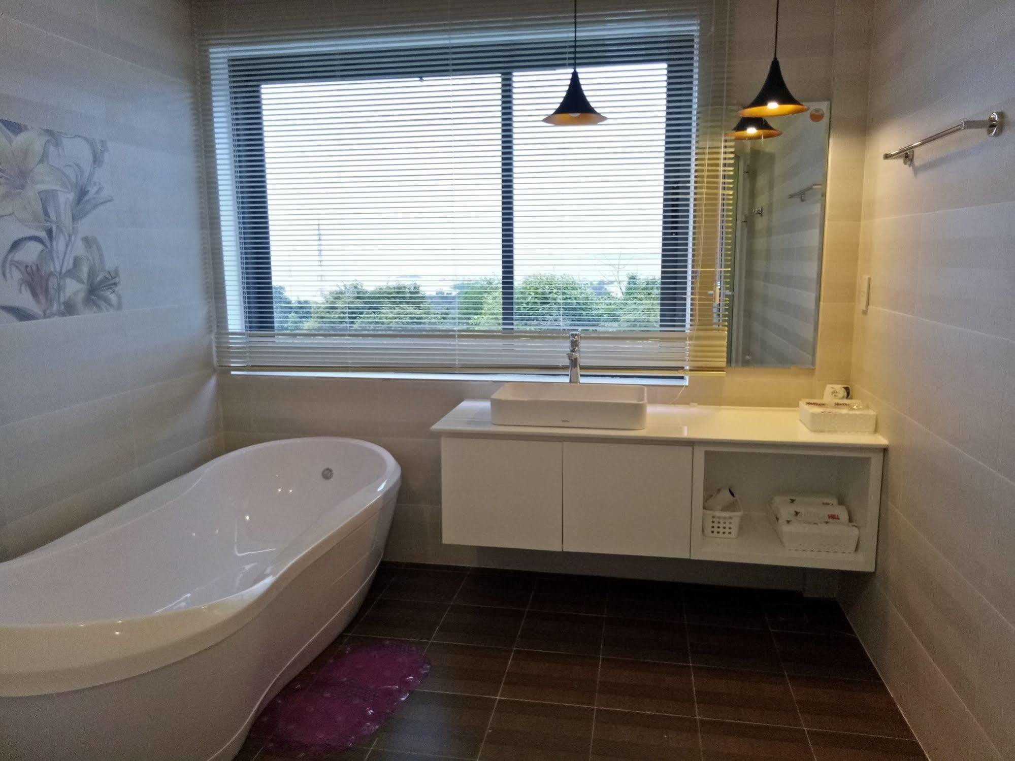 881 Lam Ha Pool Resort Hotel 3*