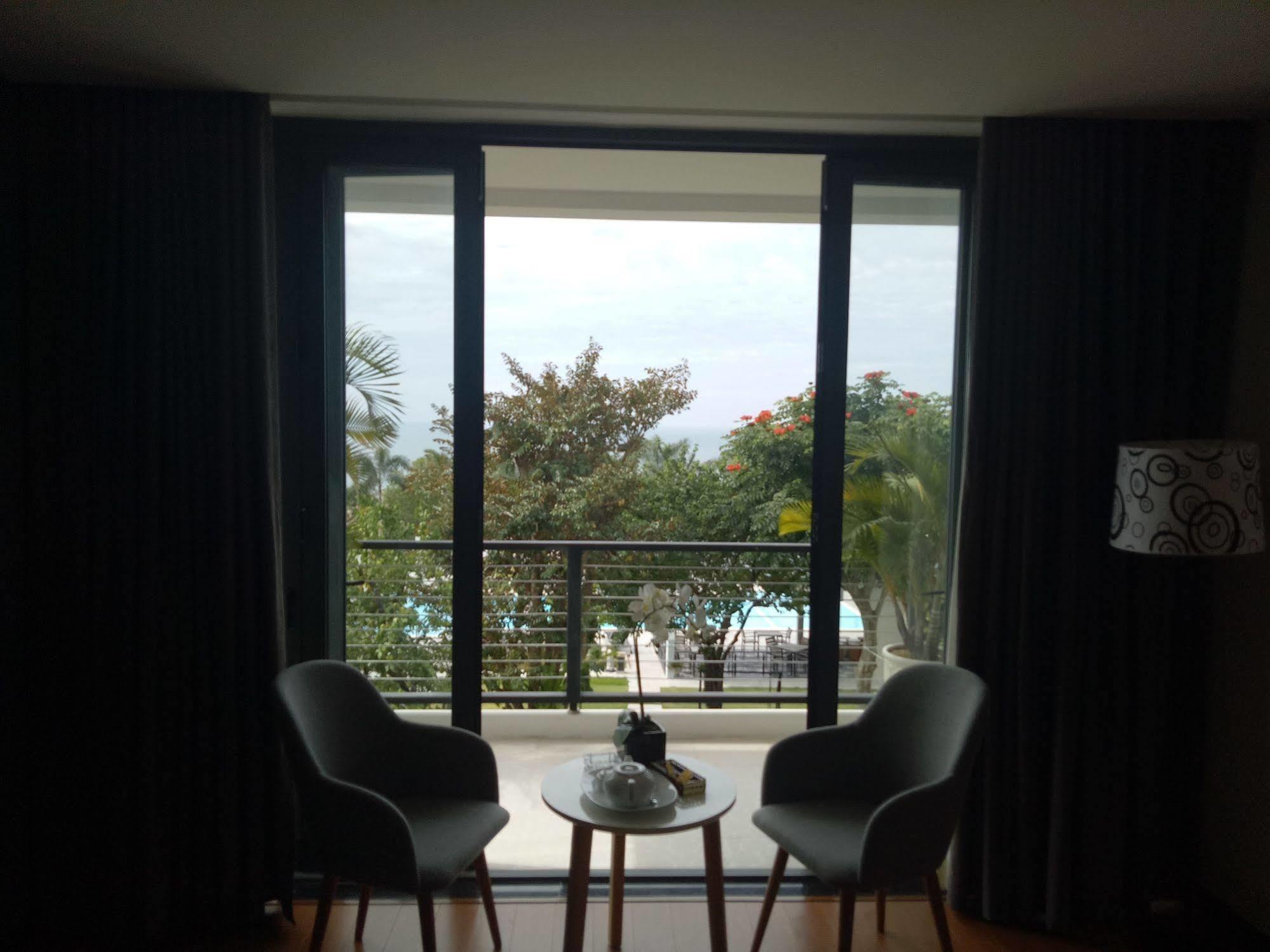 881 Lam Ha Pool Resort