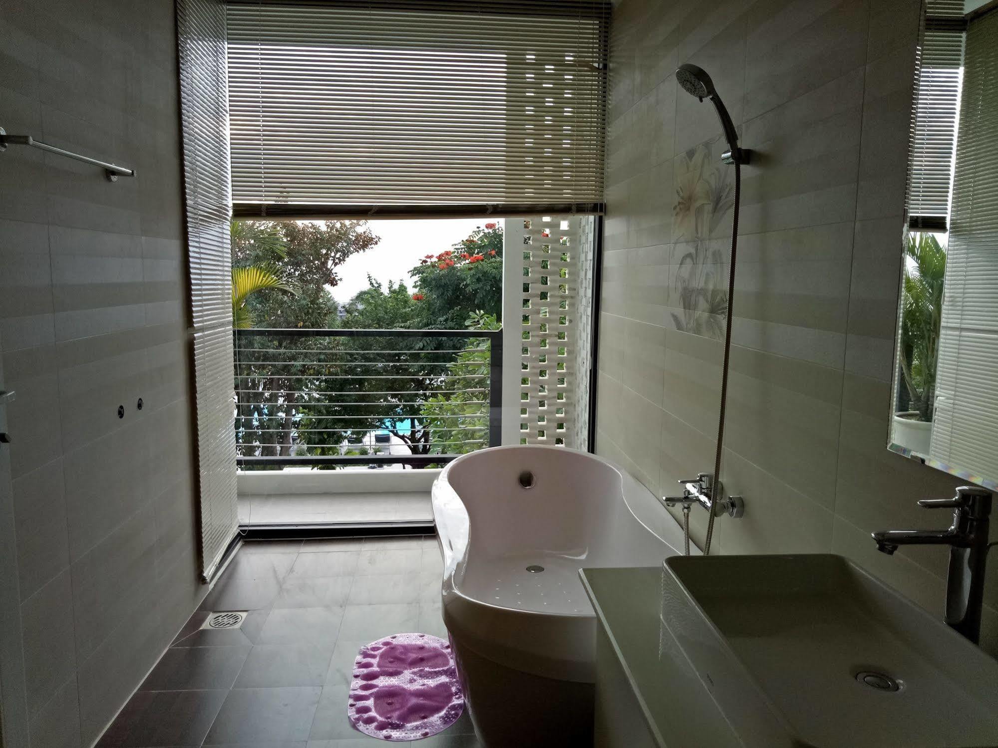 881 Lam Ha Pool Resort
