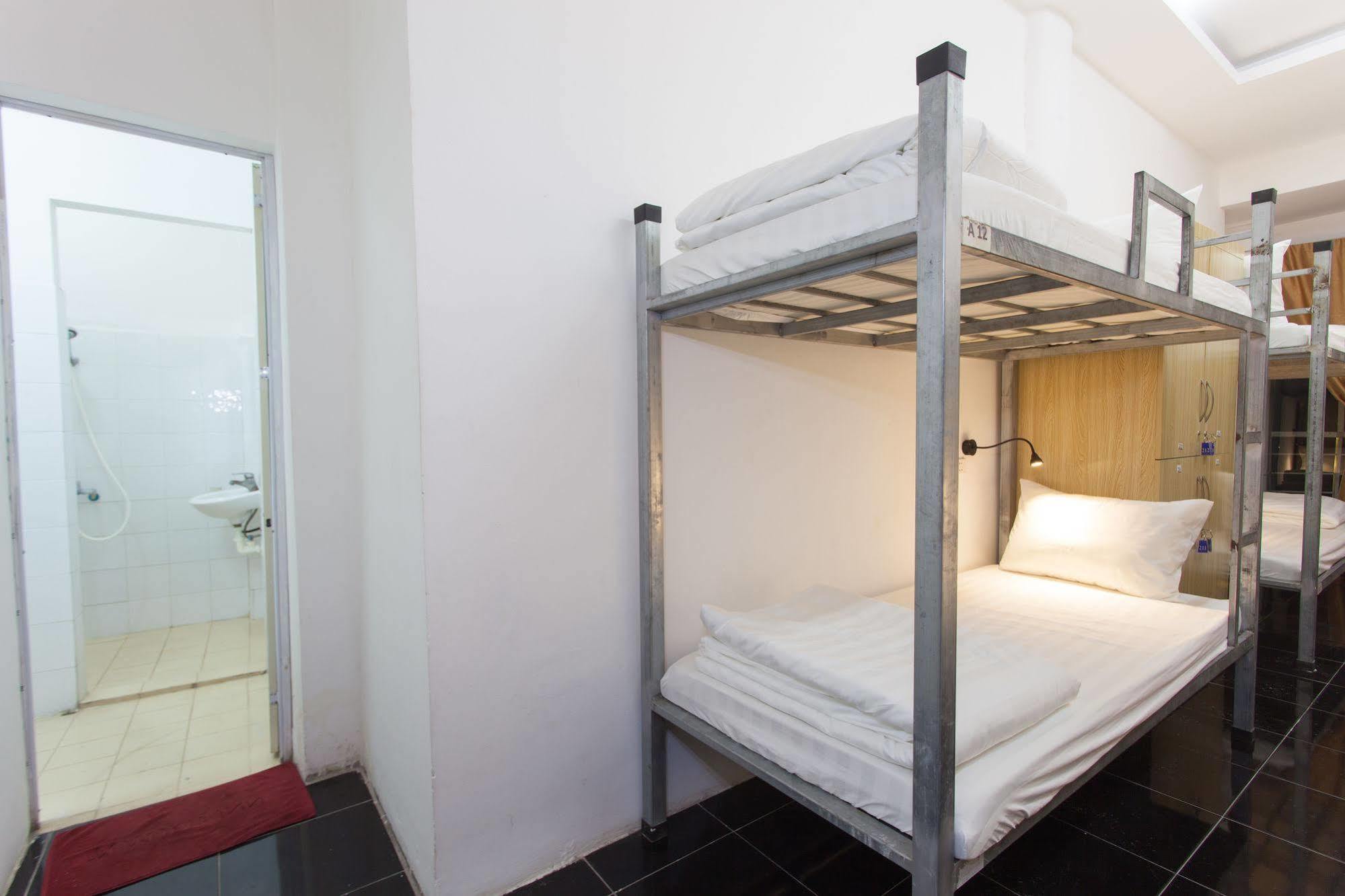 Thuc At 3Am - Hanoi Lotus Hostel *