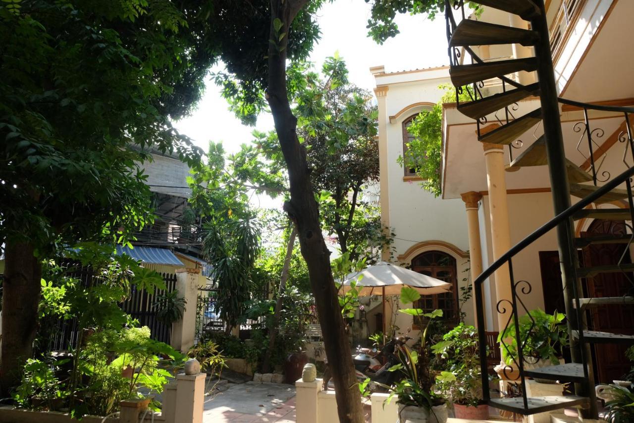 Moon House Tropical Garden - West Side Apartment
