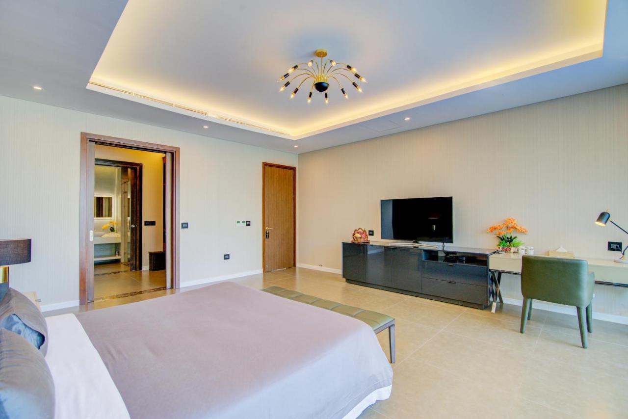 Villa 7 Bedrooms Beachfront Luxury