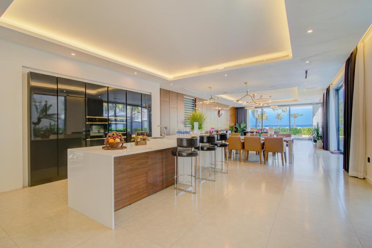 Villa 7 Bedrooms Beachfront Luxury *
