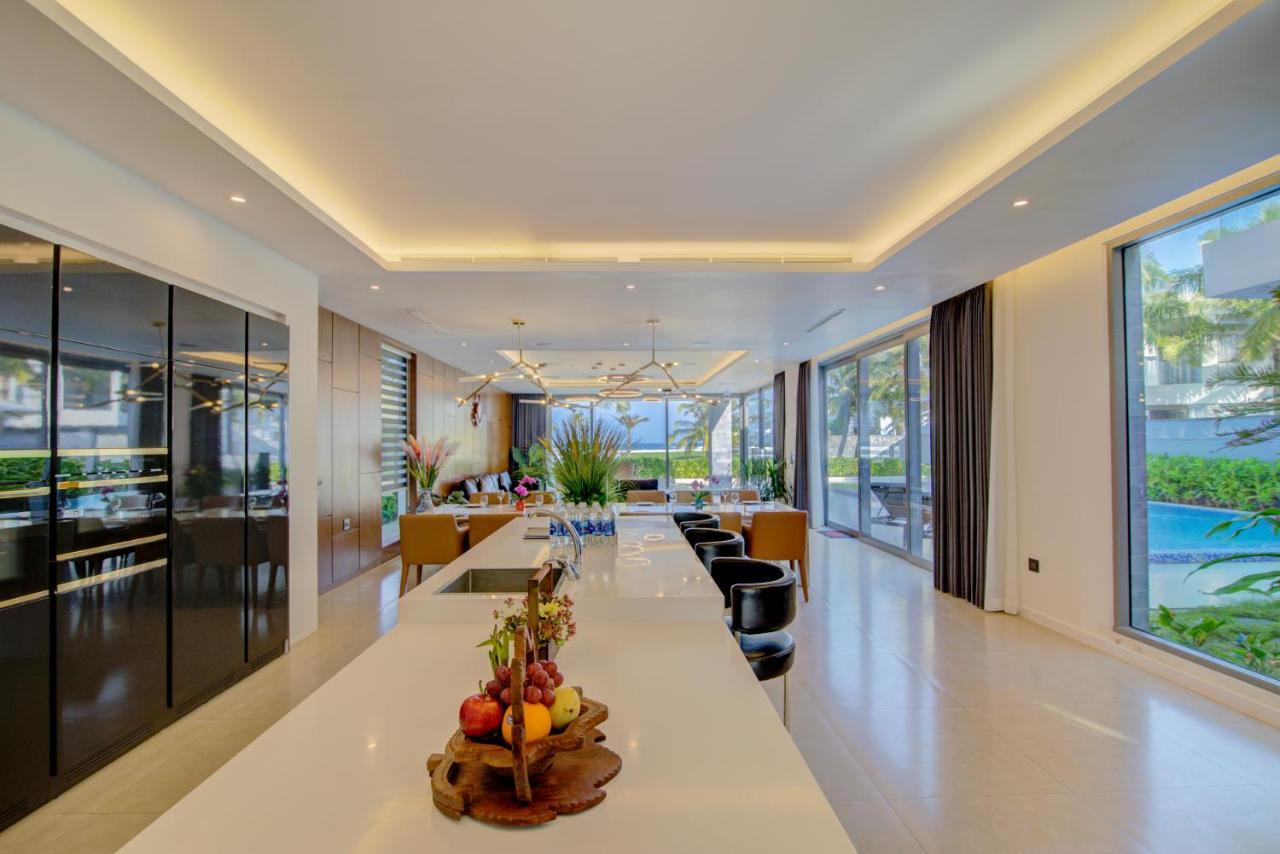 7 Bedrooms Beachfront Luxury *