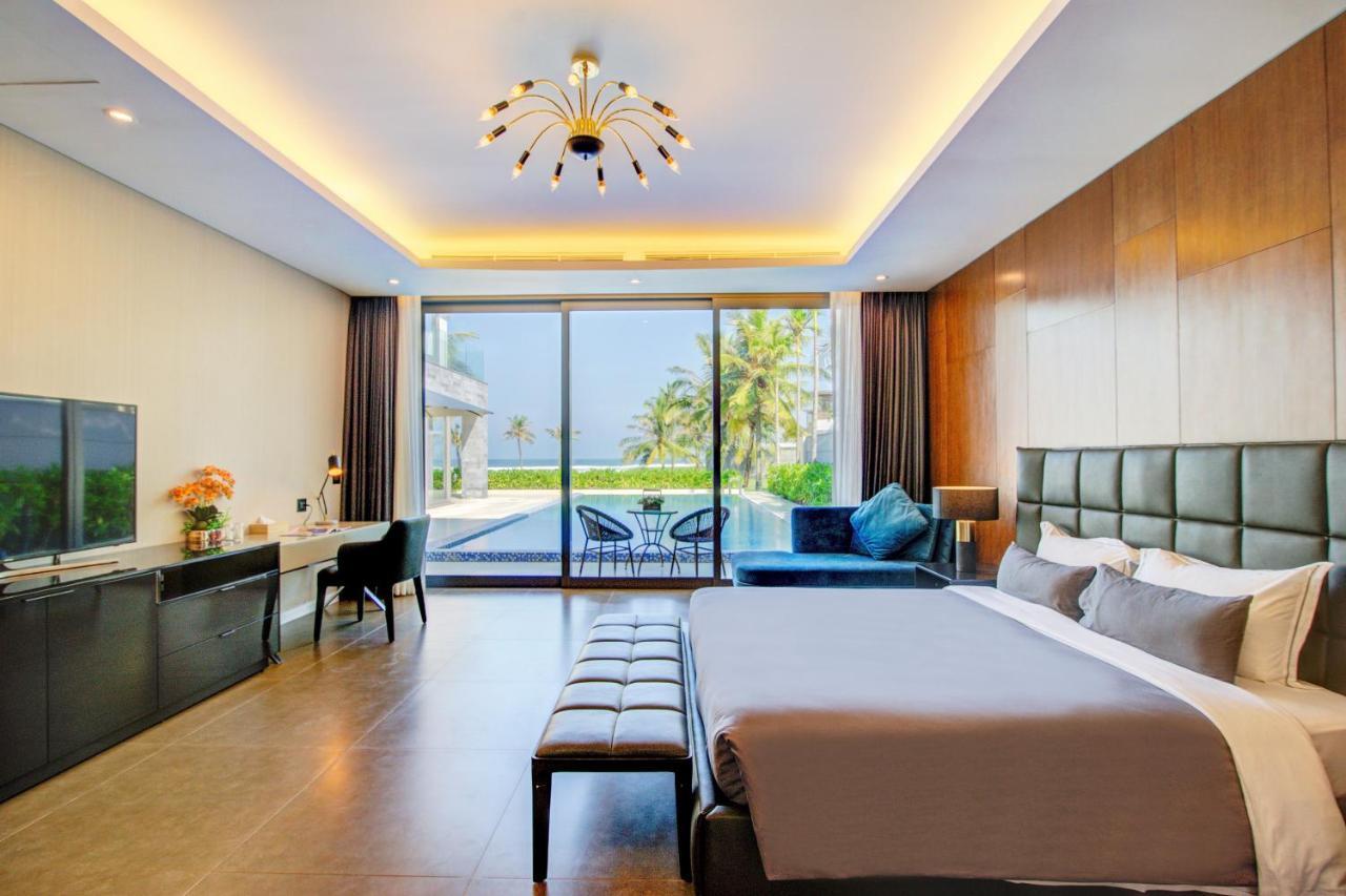 7 Bedrooms Beachfront Luxury *