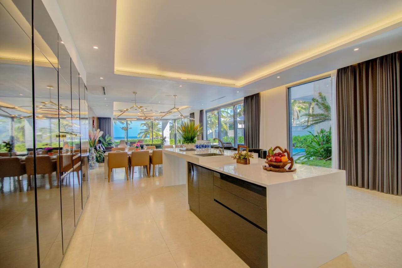 Villa 7 Bedrooms Beachfront Luxury