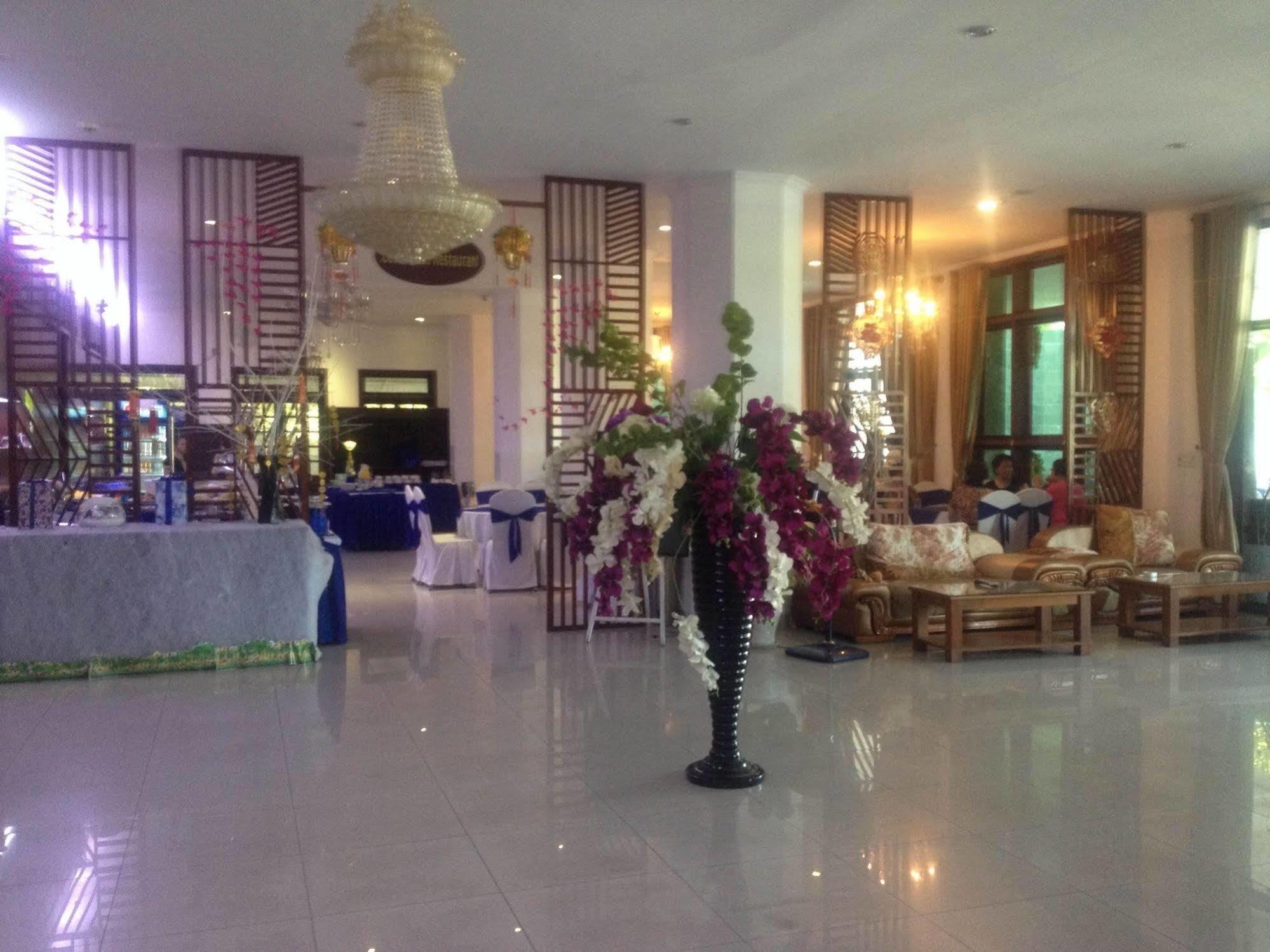 Flora Beach Hotel & Spa Da Nang