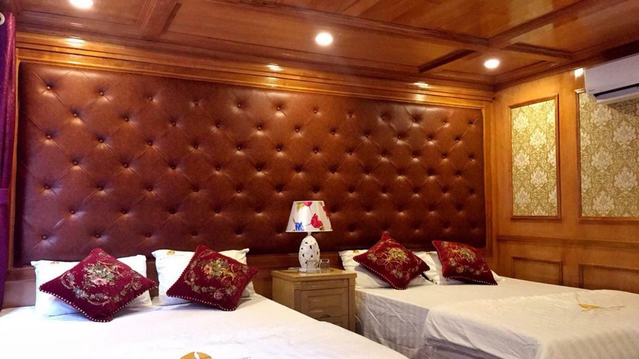 Cat Ba Bay Cruises Botel Dong Khe Sau