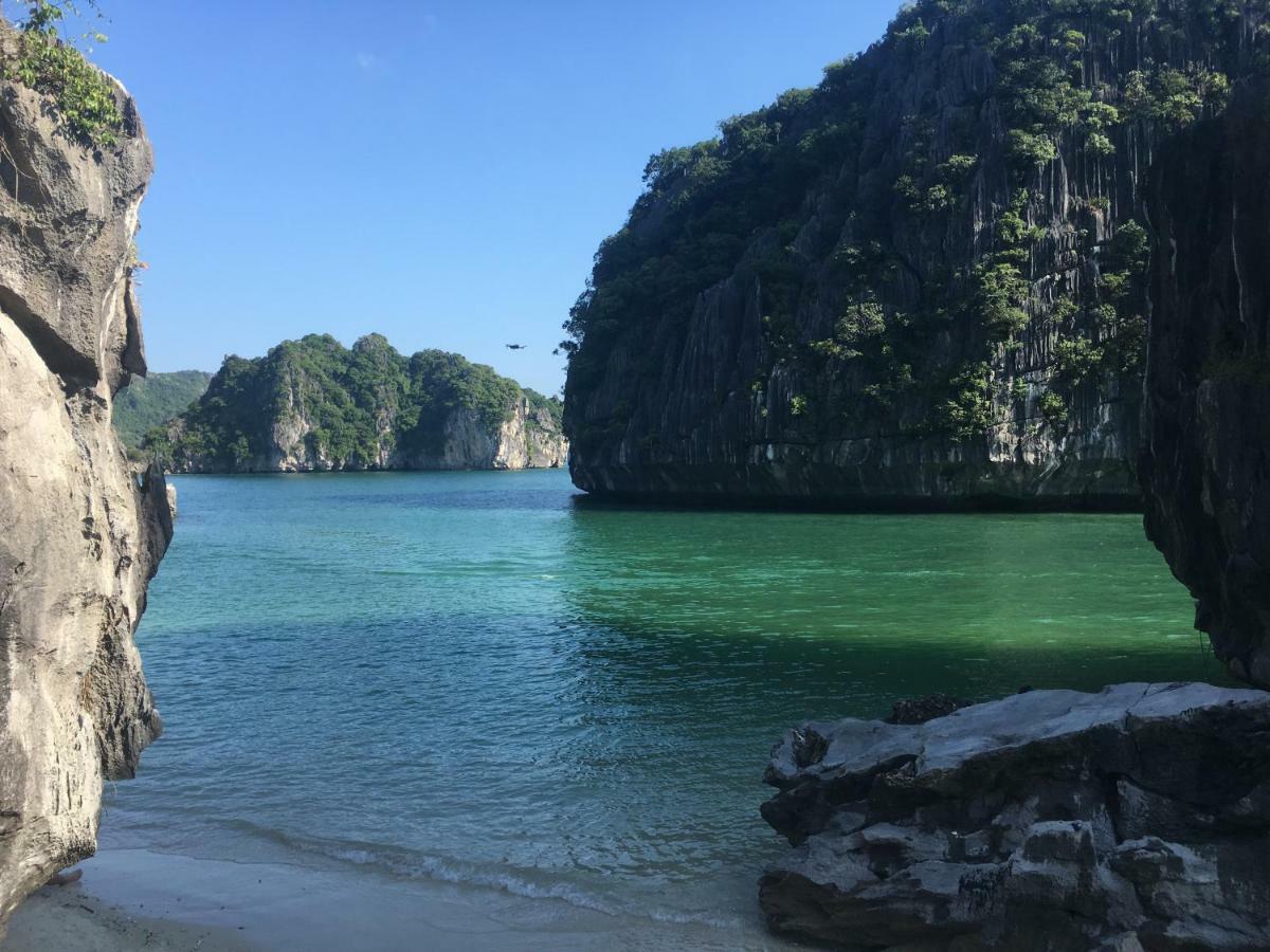 Cat Ba Bay Cruises Botel Dong Khe Sau